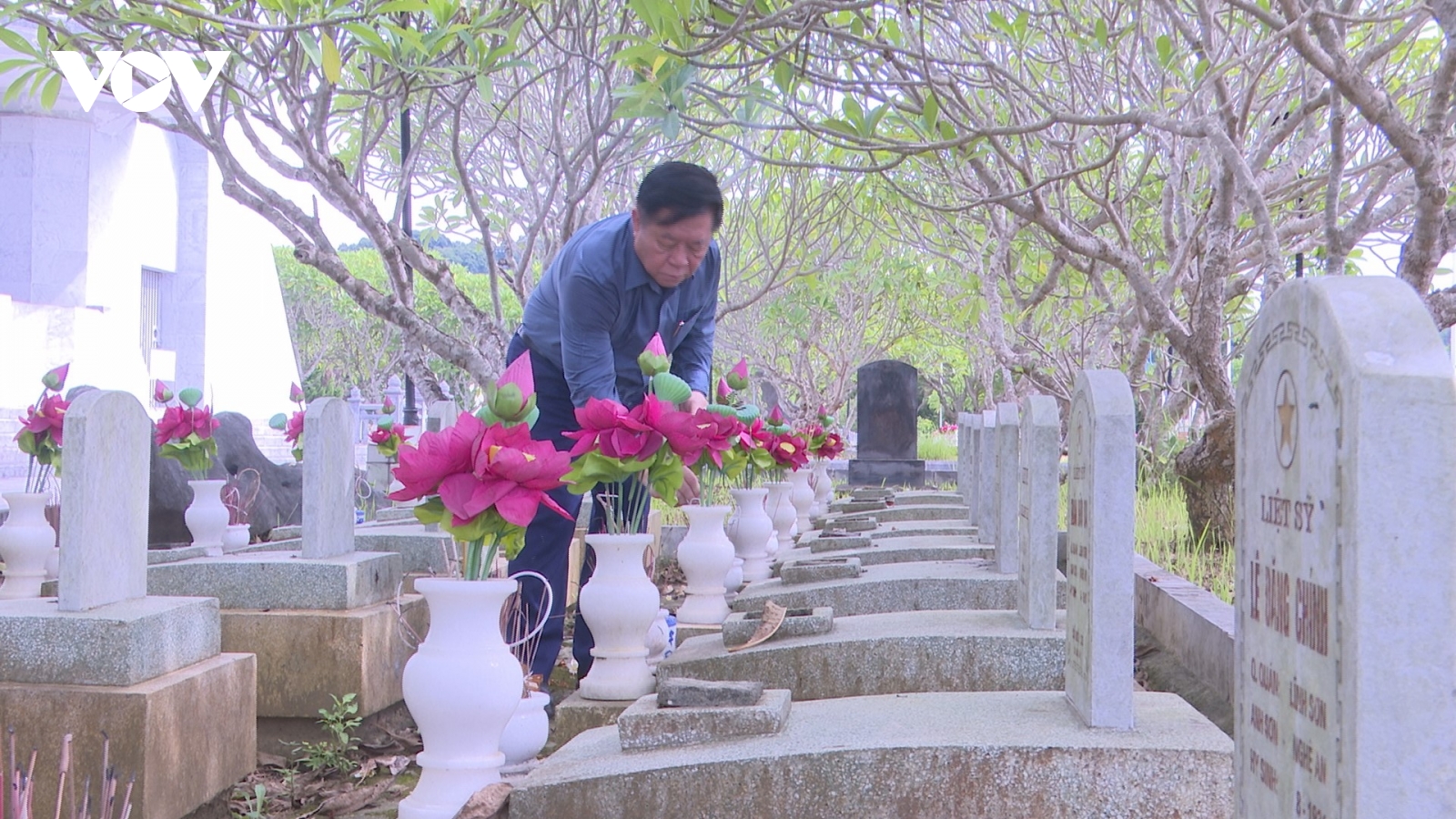Ông Nguyễn Trọng Nghĩa viếng, dâng hương tại Nghĩa trang liệt sỹ quốc tế Việt-Lào